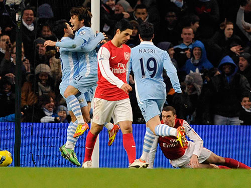 Tiền vệ David Silva (21) của Man City tiếp tục là “ngòi nổ” lợi hại đe dọa hàng thủ Arsenal. Ảnh: REUTERS