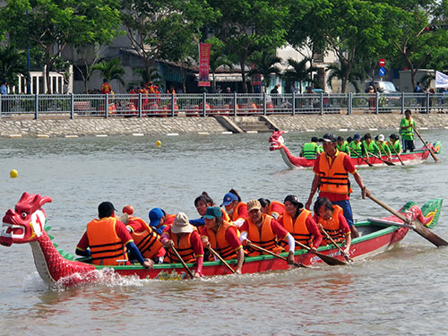 Quận 4 áp đảo ở Giải Đua thuyền truyền thống