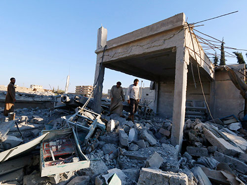 Một mục ti&ecirc;u của cuộc kh&ocirc;ng k&iacute;ch do li&ecirc;n qu&acirc;n tiến h&agrave;nh ở TP Raqqa - Syria h&ocirc;m 28-9 Ảnh: Reuters
