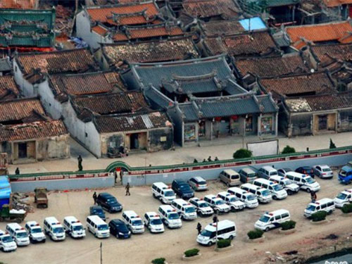 Xe cảnh sát đậu kín để chặn đường ra vào thôn Bác Xã hôm 29-12-2013 Ảnh: CNN