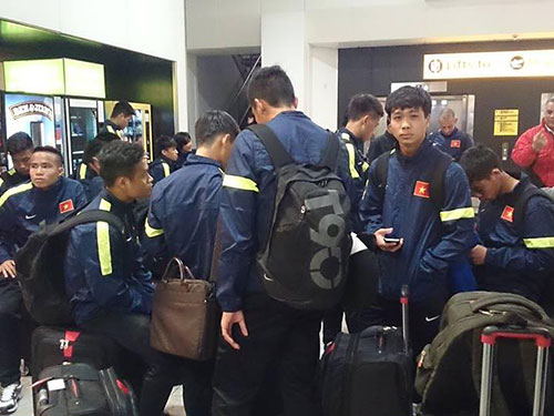 U19 Việt Nam xuống sân bay Heathrow ở London - Anh Ảnh: TRÍ NGUYỄN