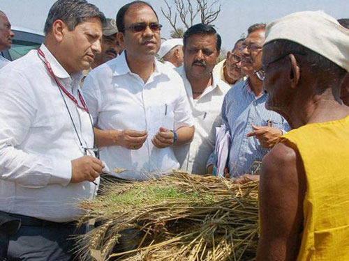 Một nông dân kể khổ với các quan chức bang Maharashtra Ảnh: PTI