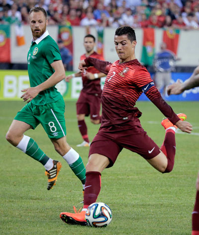 Món nợ của Messi và Ronaldo