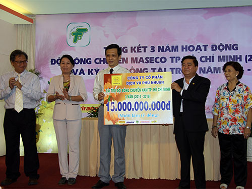 Giám đốc Công ty Maseco Nguyễn Xuân Hãn (thứ hai từ phải sang) trao tiền
tài trợ tượng trưng