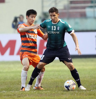 Cựu hậu vệ U23 Việt Nam Chu Ngọc Anh (tr&aacute;i), một trong 9 cầu thủ c&aacute; cược v&agrave; trực tiếp d&agrave;n xếp tỉ số trận Kelantan - V.Ninh B&igrave;nh ở AFC Cup 2014  Ảnh: Hải Anh