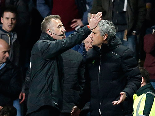 Trợ lý trọng tài ra lệnh HLV Mourinho lên khán đài sau khi ông bị trọng tài chính truất quyền chỉ đạo cuối trậnẢnh: REUTERS