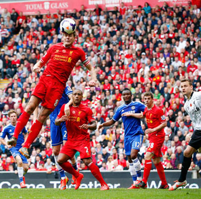 Gerrard (8) là một trong những tâm điểm của trận tái đấu tối 8-11 Ảnh: REUTERS