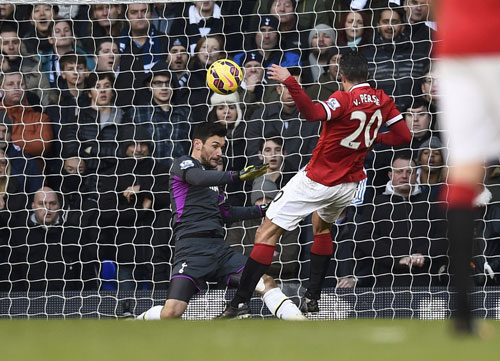 Tiền đạo Van Persie của M.U trong pha bỏ lỡ cơ hội khó tin ở hiệp 1 Ảnh: REUTERS