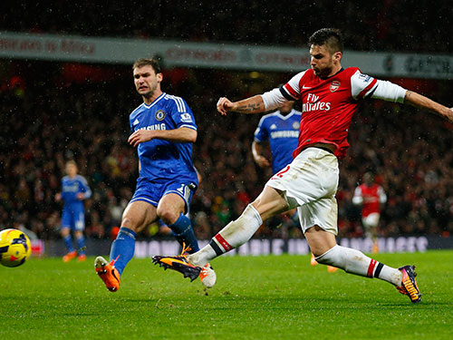Để thắng Chelsea, Arsenal cần Giroud (phải) tận dụng tốt cơ hội ghi b&agrave;n. Tiền đạo người Ph&aacute;p đ&atilde; phung ph&iacute; 2 cơ hội ở trận lượt đi h&ograve;a 0-0 Ảnh: REUTERS