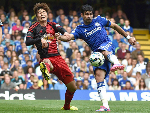 Diego Costa (phải) đang gi&uacute;p Chelsea ở ng&ocirc;i đầu Giải Ngoại hạng Anh với 4 trận to&agrave;n thắng Ảnh: REUTERS