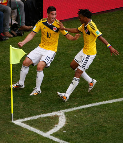 James Rodriguez (trái) và Juan Cuadrado, hai ngôi sao trẻ gây ấn tượng trong đội hình Colombia Ảnh: REUTERS