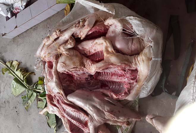 L&ocirc; h&agrave;ng đang tr&ecirc;n đường chở đi ti&ecirc;u thụ v&agrave; b&ecirc;n trong những bao tải