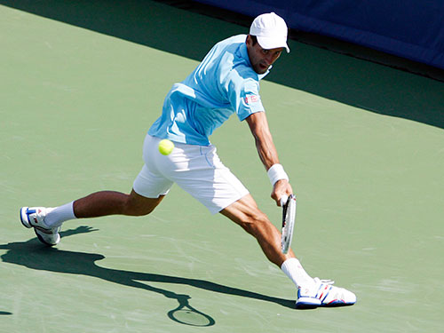 Djokovic ph&ograve;ng ngự c&aacute;nh tr&aacute;i yếu ớt trong trận thua Robredo 
Ảnh: REUTERS