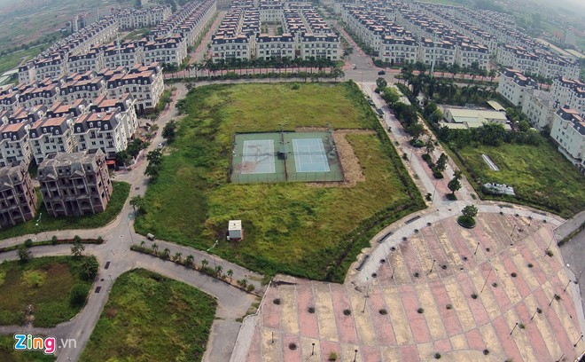 S&acirc;n quần vợt nằm giữa khu đ&ocirc; thị chưa d&ugrave;ng đ&atilde; xuống cấp.