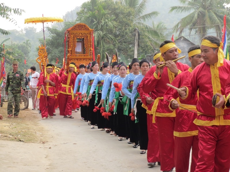 Nam thanh nữ t&uacute; của l&agrave;ng Lương Ngọc đang rước kiệu v&agrave;o đền thần rắn, thần c&aacute;