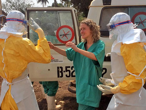 Nhân viên y tế đối phó với dịch bệnh Ebola ở Guinea Ảnh: AP
