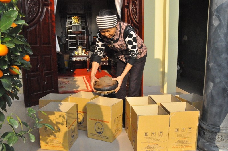 C&ocirc;ng đoạn cuối c&ugrave;ng l&agrave; đ&oacute;ng th&ugrave;ng để những ni&ecirc;u c&aacute; kịp đến tay người ti&ecirc;u d&ugrave;ng trong ng&agrave;y Tết cổ truyền.