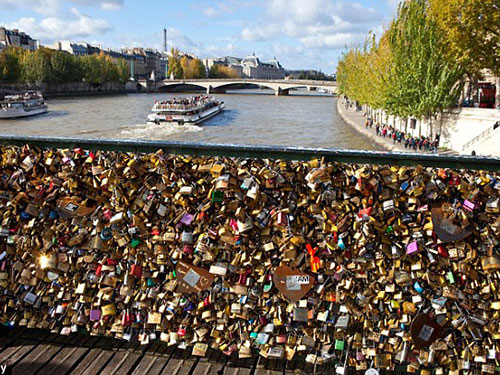 Paris đau đầu vì “khóa tình yêu”