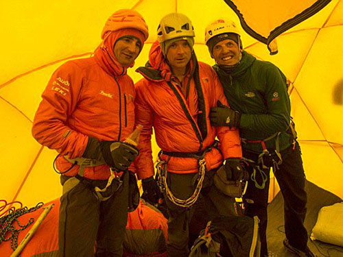 Đưa cảnh sát lên đỉnh Everest