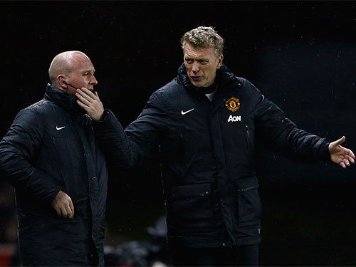 HLV Moyes (phải) tranh c&atilde;i với trọng t&agrave;i trong trận M.U thua Sunderland 1-2 rạng s&aacute;ng 8-1 Ảnh: REUTERS