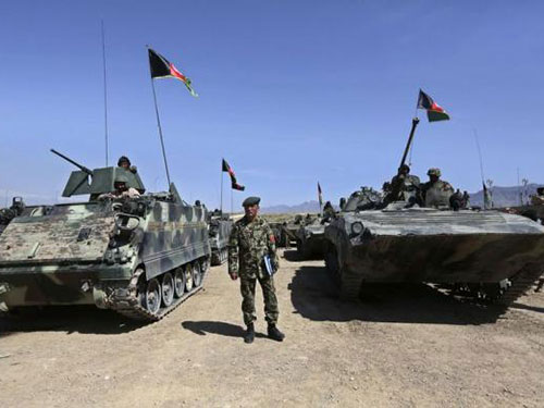 Binh sĩ Afghanistan chuẩn bị tham gia một cuộc tập trận ở ngoại &ocirc; Kabul h&ocirc;m 30-4 Ảnh: REUTERS