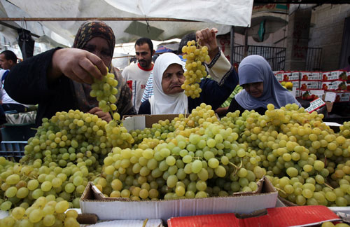 Người dân Palestine tranh thủ thời gian ngừng bắn ít ỏi để đổ tới các khu chợ mua thực phẩm tích trữ Ảnh: REUTERS