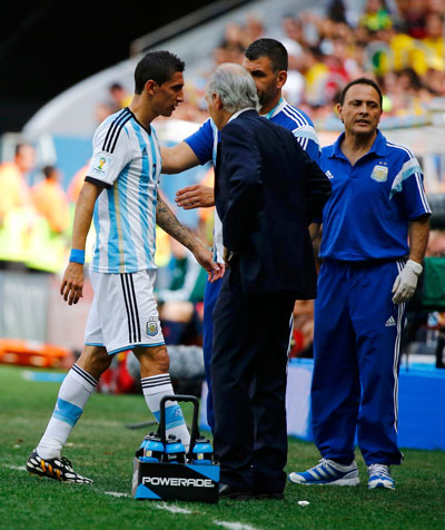 Di Maria (tr&aacute;i) chấn thương đ&ugrave;i, nghỉ hết giải l&agrave; tổn thất kh&ocirc;ng nhỏ với Argentina    Ảnh: REUTERS