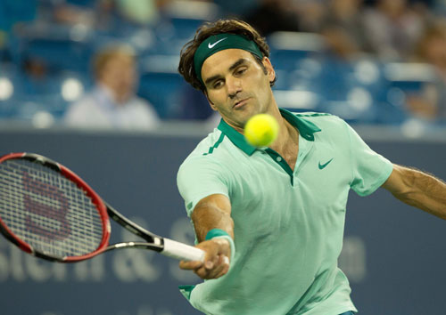 Với chiến thuật l&ecirc;n lưới bắt v&ocirc;-l&ecirc; thường xuy&ecirc;n hơn, Federer được xem l&agrave; ứng vi&ecirc;n số 1 cho chức v&ocirc; địch nam  
Ảnh: REUTERS