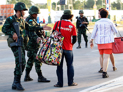Binh sĩ giải tán người biểu tình “Áo đỏ” ở tỉnh Nakhon Pathom sau cuộc đảo chính Ảnh: REUTERS