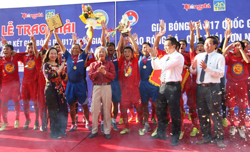 Đội PVF trong buổi lễ nhận c&uacute;p v&ocirc; địch