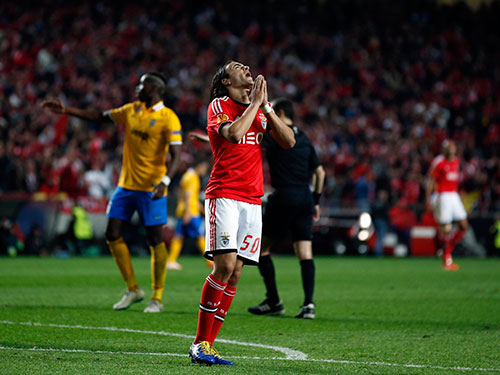 Markovic tiếc nuối sau khi bỏ lỡ cơ hội gia tăng c&aacute;ch biệt cho Benfica Ảnh: REUTERS