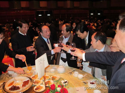 C&aacute;c quan chức tỉnh Quảng Đ&ocirc;ng tổ chức ăn mừng cuối năm 2013 Ảnh: 163.COM