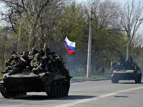 Xe bọc th&eacute;p của qu&acirc;n đội Ukraine chuyển sang ủng hộ lực lượng đ&ograve;i li&ecirc;n bang h&oacute;a đất nước tại Kramatorsk h&ocirc;m 16-4 Ảnh: REUTERS
