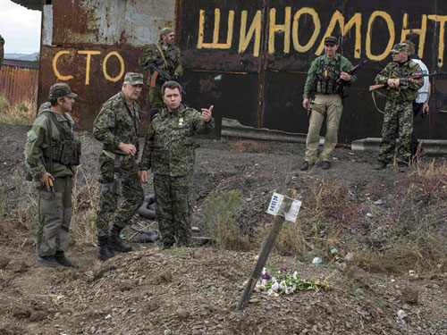 Phe ly khai ở Donetsk, Đ&ocirc;ng Ukraine tuy&ecirc;n bố đ&atilde; ph&aacute;t hiện hơn 40 bộ h&agrave;i cốt thường d&acirc;n trong c&aacute;c ng&ocirc;i mộ tập thể tại Donbass Ảnh: REUTERS
