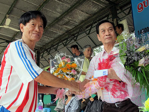 Cựu cầu thủ Hồ Thanh Cang (phải) tặng hoa mừng nh&acirc;n sinh nhật cựu HLV Phạm Huỳnh Tam Lang