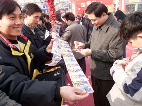 Quan Trung Quốc xổ số ra… nhà