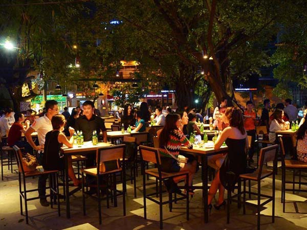 Kh&ocirc;ng gian rộng r&atilde;i, thoải m&aacute;i được nhiều người ưa th&iacute;ch. Ảnh chụp tại Beer Hops Garden