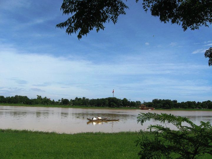S&ocirc;ng Hương thơ mộng của xứ Huế