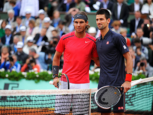 Djokovic (phải) đang có cơ hội rất lớn để lật đổ Nadal trên mặt sân đất nện ở Roland Garros Ảnh: REUTERS