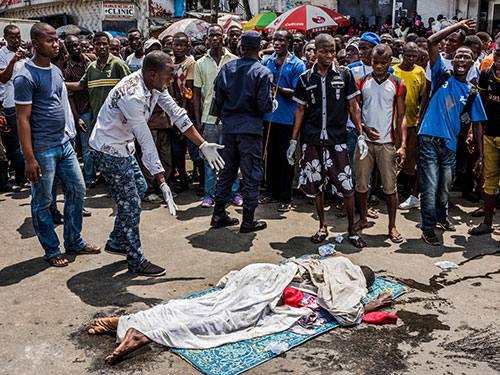 Thi thể một người được cho l&agrave; tử vong v&igrave; Ebola nằm ngo&agrave;i đường ở Monrovia - Liberia h&ocirc;m 15-9 Ảnh: The New York Times