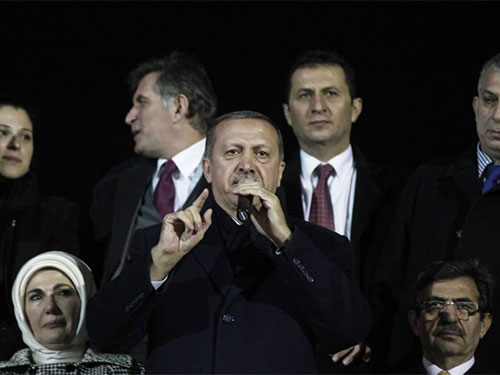 Thủ tướng Thổ Nhĩ Kỳ Recep Tayyip Erdogan đ&aacute;p trả mạnh mẽ &ldquo;&acirc;m mưu bẩn thỉu&rdquo; chống lại ch&iacute;nh phủ của &ocirc;ng Ảnh: REUTERS