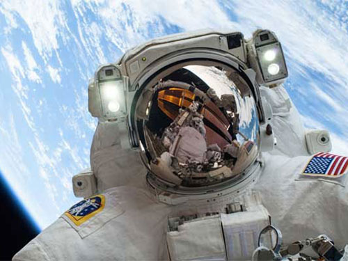 Phi hành gia Mike Hopkins trong tấm ảnh “tự sướng đỉnh cao”
với trái đất làm nền
Ảnh: NASA