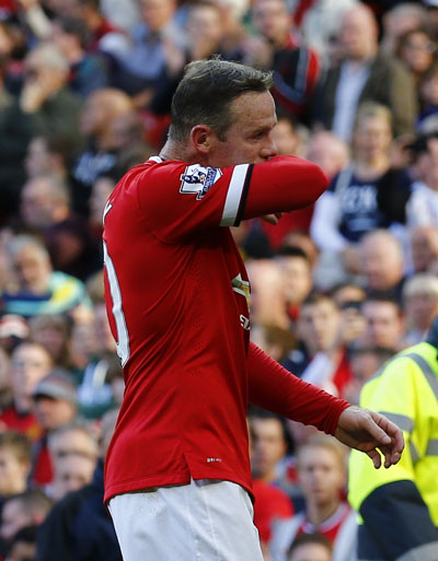 Rooney sau khi nhận thẻ đỏ trong trận M.U thắng West Ham 2-1 Ảnh: REUTERS
