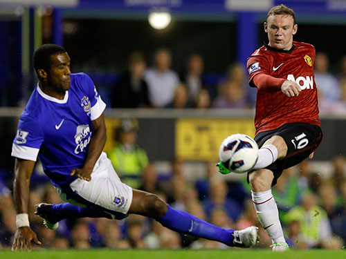 Rooney (phải) chỉ mới ghi 4 bàn trong 15 lần đối đầu đội bóng cũ Everton ở Giải Ngoại hạng Anh. Ảnh: REUTERS