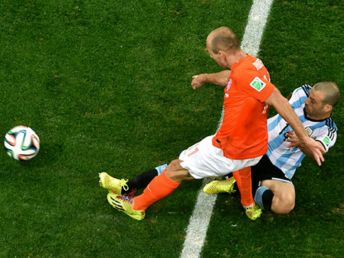 Mascherano (phải) v&agrave; pha v&agrave;o b&oacute;ng quyết định ngăn cản Robben ghi b&agrave;n ở ph&uacute;t b&ugrave; giờ hiệp 2 trận b&aacute;n kết  Ảnh: REUTERS