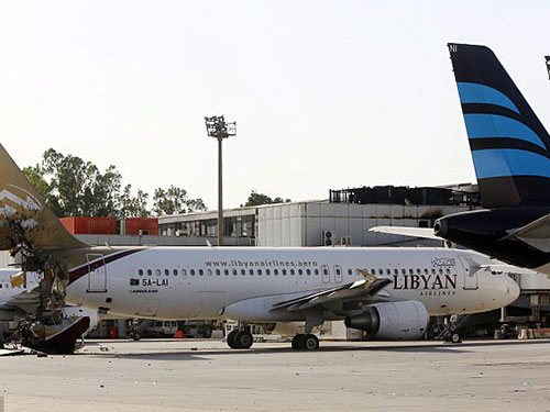 Một m&aacute;y bay của h&atilde;ng Libyan Airlines bị hư hỏng trong c&aacute;c cuộc đụng độ gần đ&acirc;y ở s&acirc;n bay Tripoli Ảnh: EPA