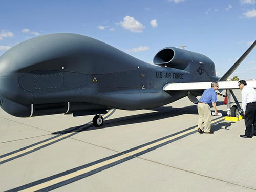 Máy bay không người lái Global Hawk Ảnh: Yomiuri Shimbun