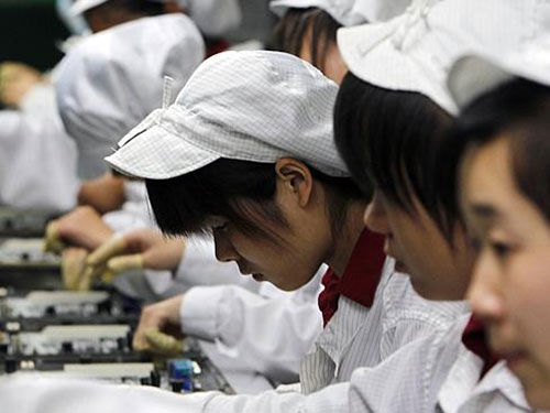 Các công nhân trong dây chuyền sản xuất tại nhà máy ở Thẩm Quyến của Tập đoàn Foxconn Ảnh: AP