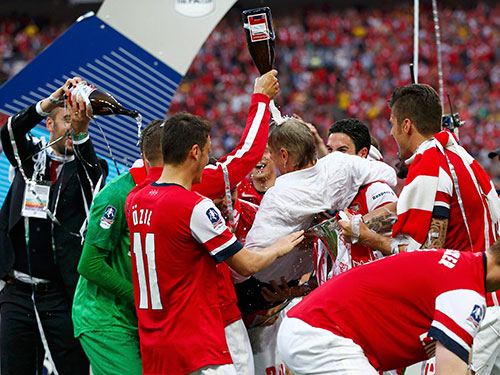 Các ngôi sao Arsenal công kênh rồi tắm bia HLV Wenger sau lễ nhận cúp vô địch FA rạng sáng 18-5
Ảnh: REUTERS