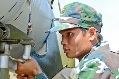Hiệu chỉnh hệ thống điện cho tên lửa.
